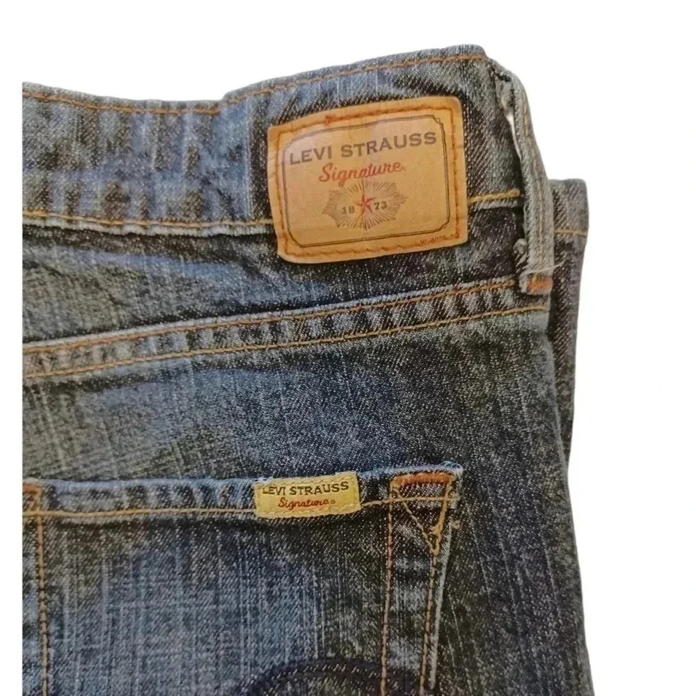 Levi Signature Low Rise Boot Cut Size 4S - Picture 6 of 9